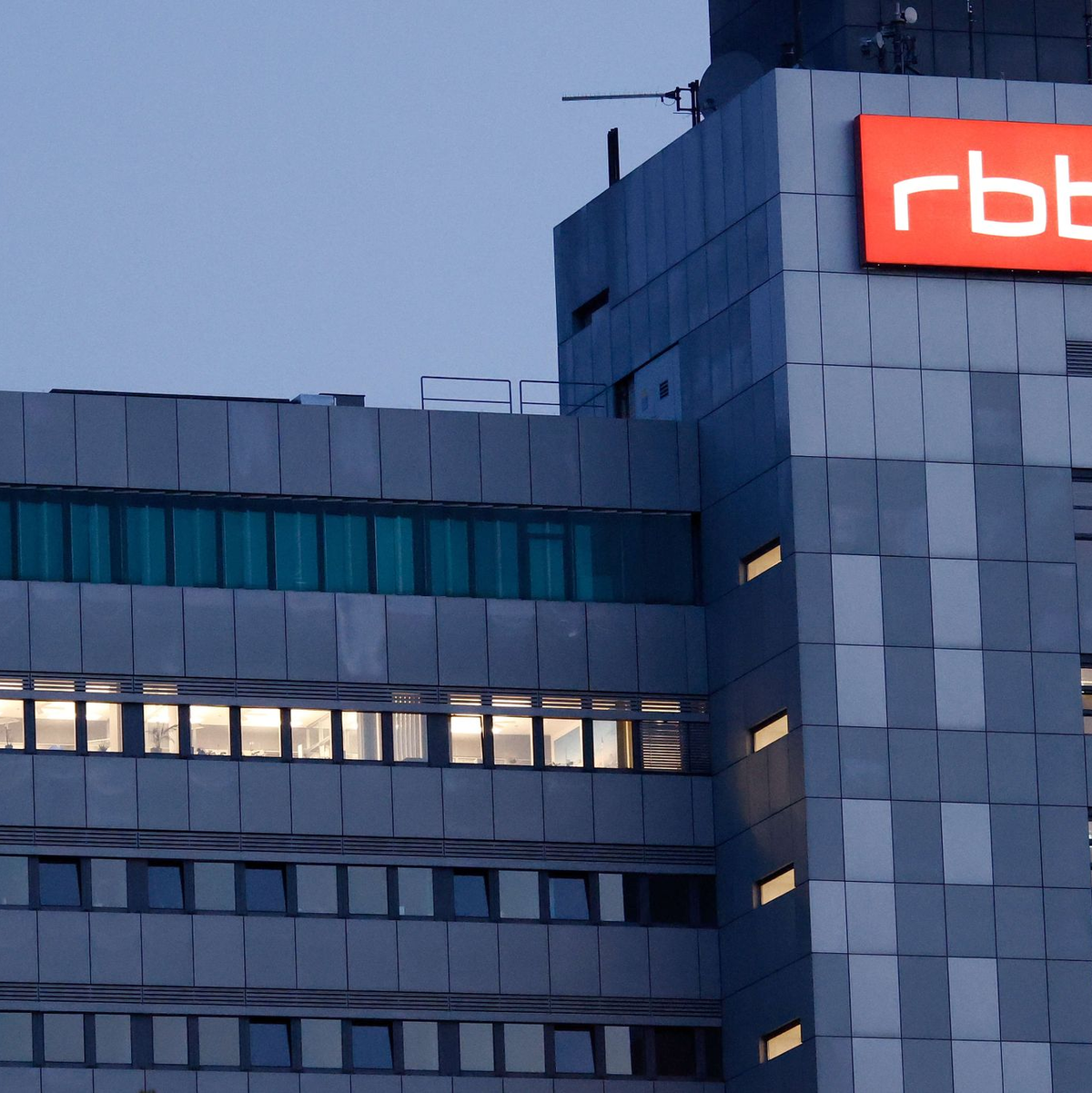 Tausende Menschen demonstrieren in Berlin gegen gegen Rechtsextremismus. - Foto: Carsten Koall/dpa