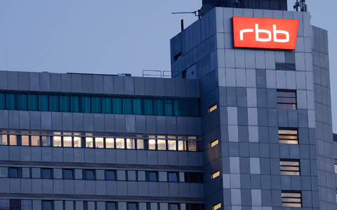 Demonstranten nehmen an einer Protestveranstaltung unter dem Motto «Demokratie verteidigen» vor dem Reichstagsgebäude teil. - Foto: Carsten Koall/dpa Demonstranten nehmen an einer Protestveranstaltung unter dem Motto «Demokratie verteidigen» vor dem Reichstagsgebäude teil. - Foto: Carsten Koall/dpa