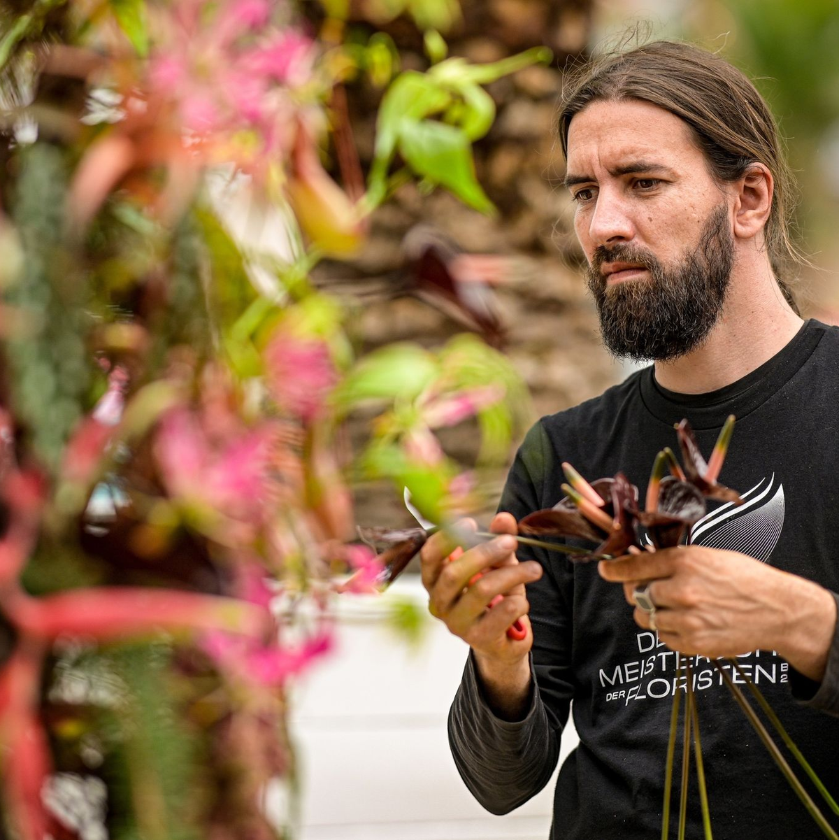 Mitglieder der Letzten Generation haben sich auf die Straße des 17. Juni vor dem Brandenburger Tor geklebt. - Foto: Fabian Sommer/dpa