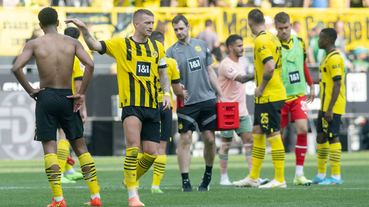 Die Dortmunder Spieler waren nach der Niederlage gegen den VfB Stuttgart frustriert. - Foto: Bernd Thissen/dpa