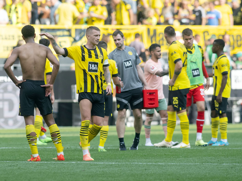Die Dortmunder Spieler waren nach der Niederlage gegen den VfB Stuttgart frustriert. - Foto: Bernd Thissen/dpa
