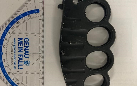 BPOLI-WEIL: Schlagring mit Messer und Cannabis dabei - Foto: presseportal.de BPOLI-WEIL: Schlagring mit Messer und Cannabis dabei - Foto: presseportal.de