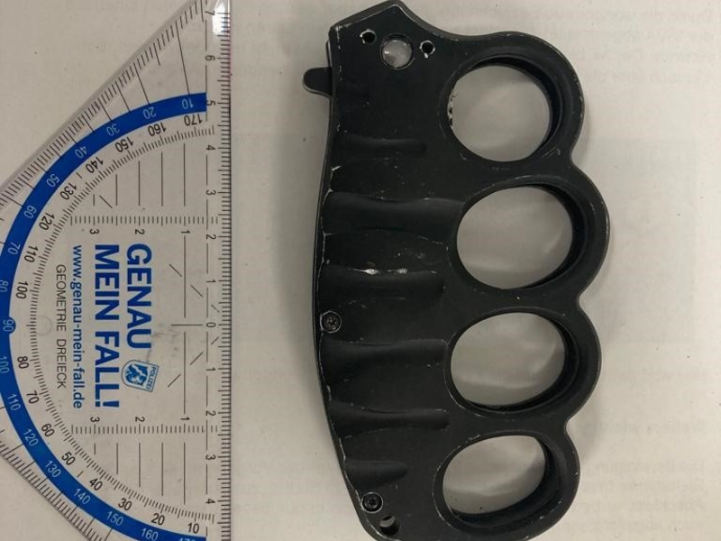 BPOLI-WEIL: Schlagring mit Messer und Cannabis dabei - Foto: presseportal.de