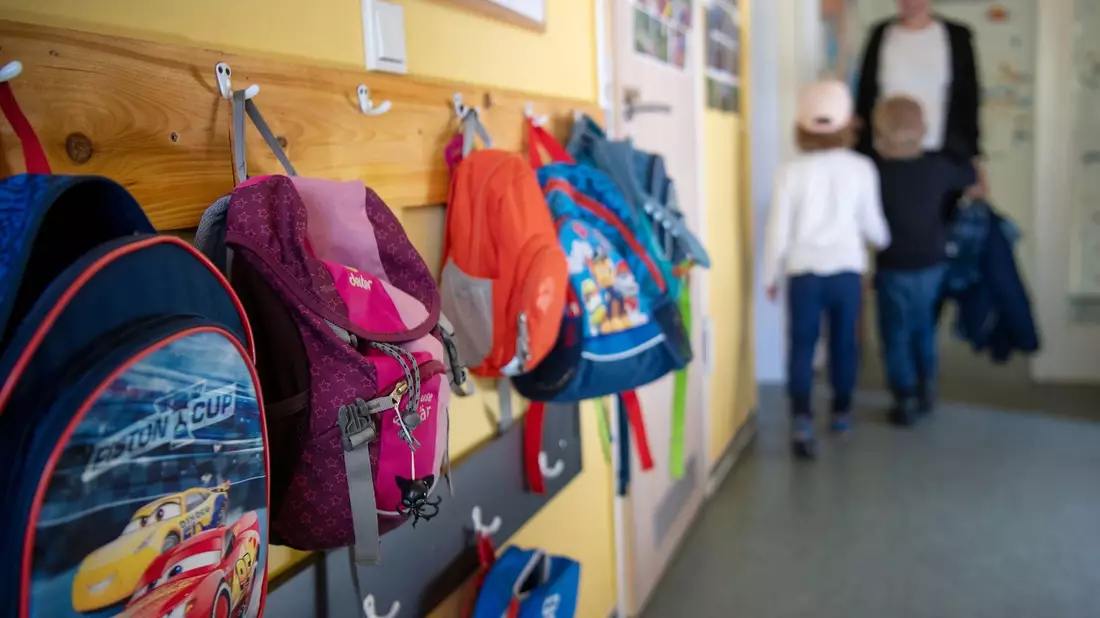 Jacken im Eingangsbereich eines Kindergartens - Bild: Monika Skolimowska/dpa-Zentralbild/dpa