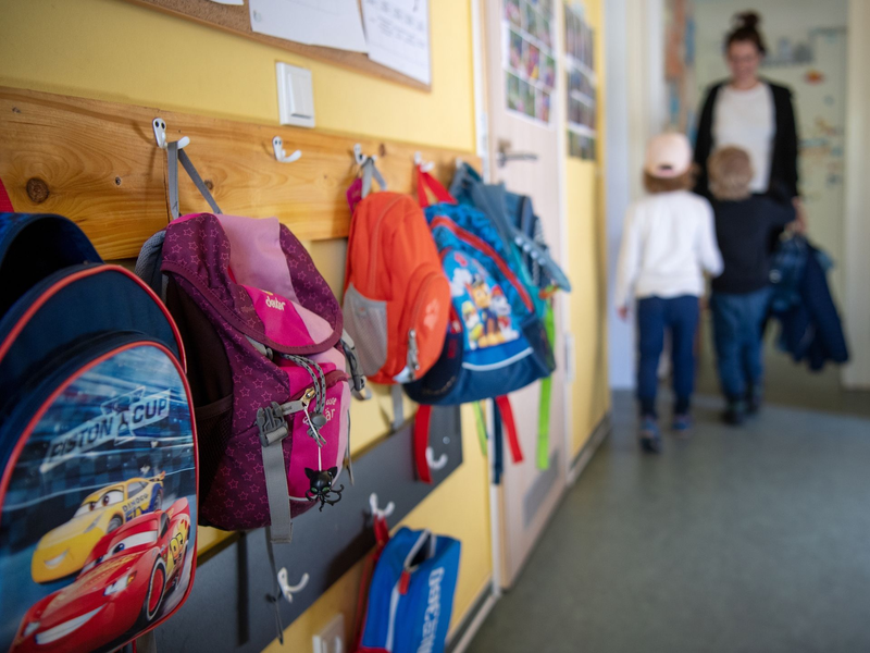 Jacken im Eingangsbereich eines Kindergartens - Foto: Monika Skolimowska/dpa-Zentralbild/dpa