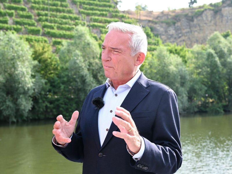 «Wer die verletzt, die uns schützen, muss hart bestraft werden», betont Baden-Württembergs Innenminister Thomas Strobl. - Foto: Bernd Weißbrod/dpa