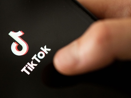 Auf TikTok wurden Videos mit einem berüchtigten Pamphlet von Osama bin Laden veröffentlicht - und bis Donnerstagnachmittag mit dem entsprechenden Hashtag mehr als 15 Millionen Mal angesehen. - Foto: Marijan Murat/dpa