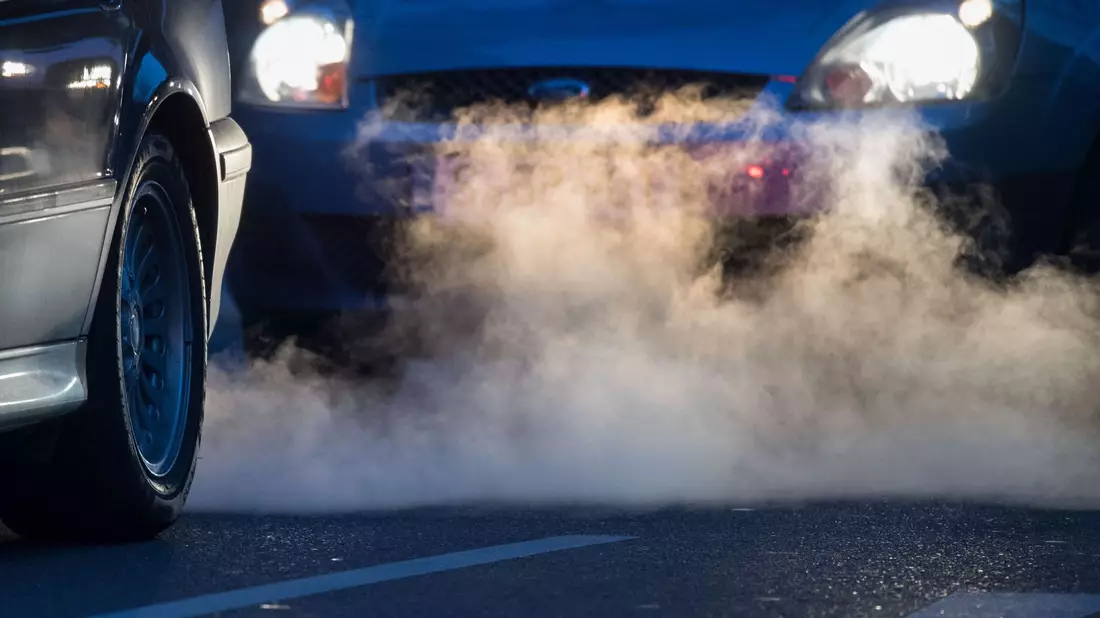 Abgase kommen aus dem Auspuff eines Fahrzeugs. - Bild: Marijan Murat/dpa