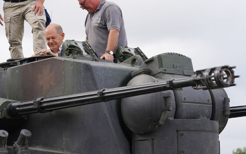 Bundeskanzler Olaf Scholz (SPD) vor Baubeginn der Northvolt-Fabrik in Schleswig-Holstein. - Foto: Marcus Brandt/dpa