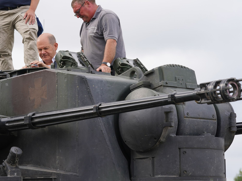 Bundeskanzler Olaf Scholz (SPD) vor Baubeginn der Northvolt-Fabrik in Schleswig-Holstein. - Foto: Marcus Brandt/dpa