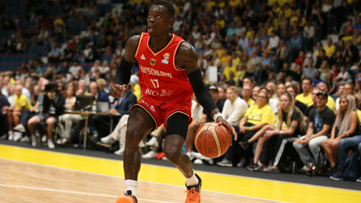 Will mit dem deutschen Basketball-Nationalteam den WM-Titel: Dennis Schröder (r). - Foto: Matthias Stickel/dpa