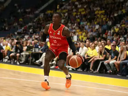 Führte Deutschland bei der WM-Überraschung an: Dennis Schröder. - Foto: Matthias Stickel/dpa