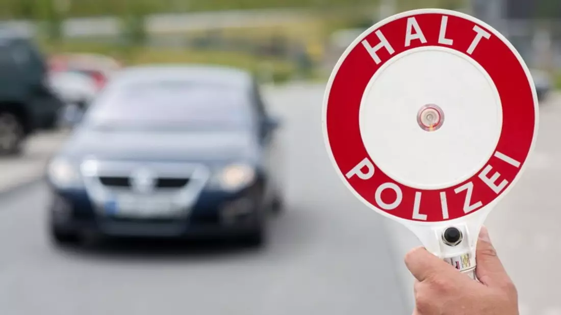 BPOL NRW: Stuntverdächtiger Fahrerwechsel, Auffinden eines Teleskopschlagstocks und Mitfahrer ohne Ausweisdokumente - Bild: presseportal.de
