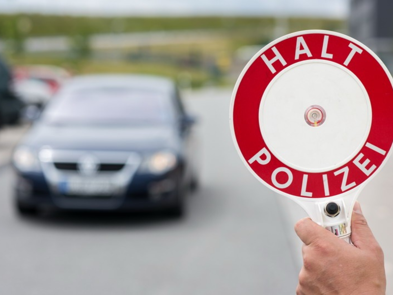 BPOL NRW: Stuntverdächtiger Fahrerwechsel, Auffinden eines Teleskopschlagstocks und Mitfahrer ohne Ausweisdokumente - Foto: presseportal.de