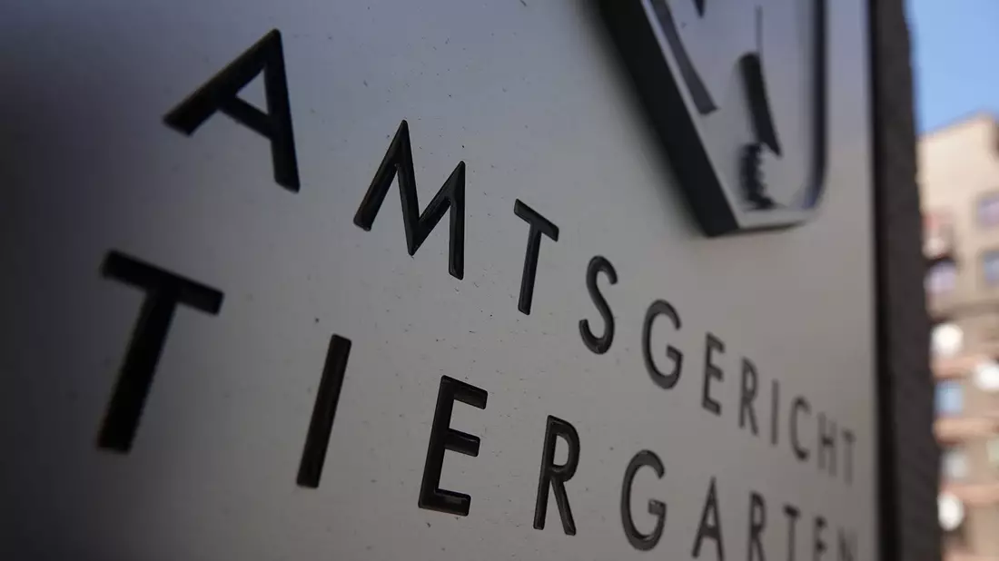 Vor dem Amtsgericht Tiergarten in Berlin muss sich ein Mann verantworten, der die Wohnung seiner Ex-Freundin geflutet haben soll. - Bild: Taylan Gökalp/dpa