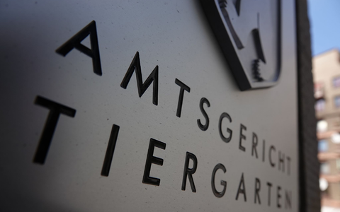 Vor dem Amtsgericht Tiergarten in Berlin muss sich ein Mann verantworten, der die Wohnung seiner Ex-Freundin geflutet haben soll. - Foto: Taylan Gökalp/dpa