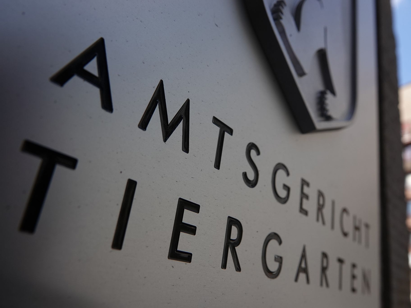 Vor dem Amtsgericht Tiergarten in Berlin muss sich ein Mann verantworten, der die Wohnung seiner Ex-Freundin geflutet haben soll. - Foto: Taylan Gökalp/dpa