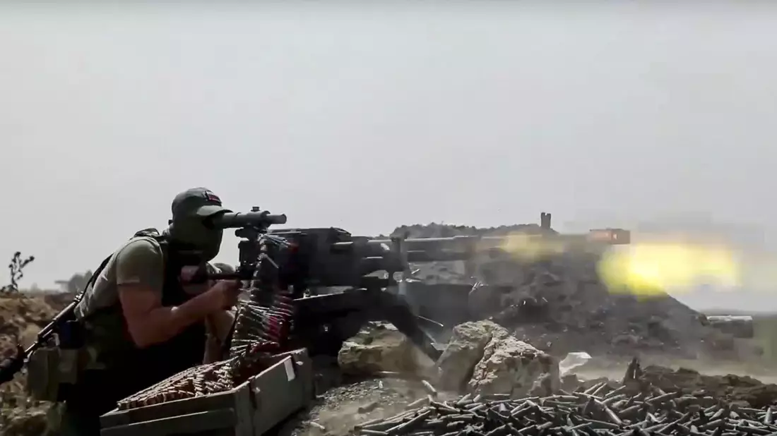 Russische Soldaten an der Front in der Ostukraine: Angesichts der vielen Opfer pro Tag herrscht Experten zufolge eine Versorgungskrise bei der Betreuung verletzter russischer Soldaten. - Bild: Uncredited/Russian Defense Ministry Press Service/AP/dpa