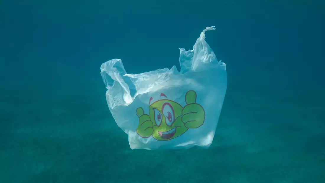 Plastiktüte im Meer. In Berlin kam der Runde Tisch Meeresmüll, der Handlungsempfehlungen gegen die Plastikverschmutzung von Nord- und Ostsee erarbeitet. - Bild: Andrey Nekrasov/ZUMA Press Wire/dpa