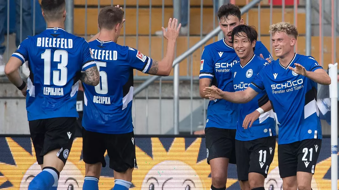 Der Hamburger SV feiert einen Sieg in Braunschweig und bewahrt die Chance auf den Relegationsrang. - Bild: Swen Pförtner/dpa