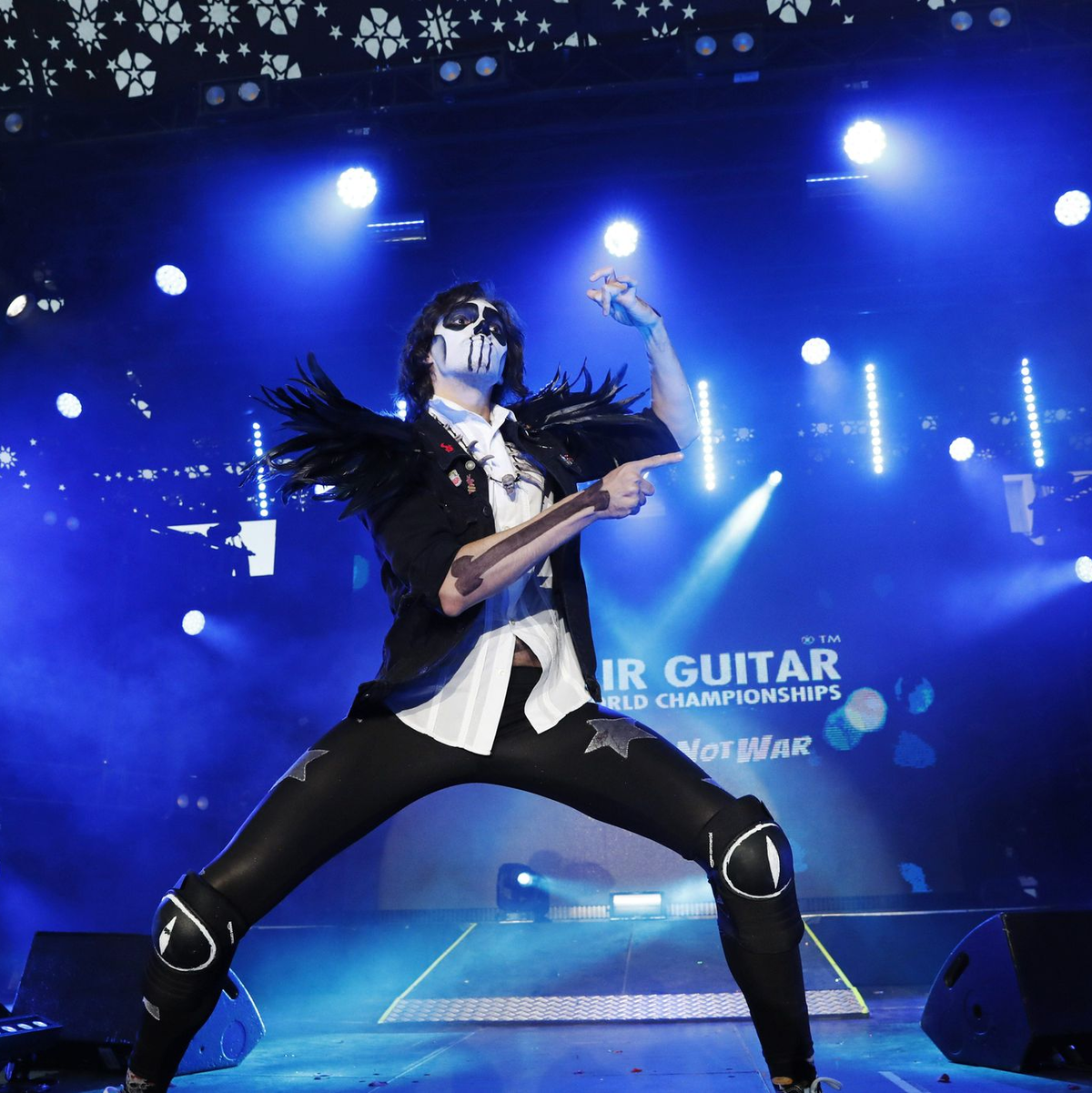 Heimsieg: Erstmals seit 25 Jahren gewinnt ein Finne die Luftgitarren-Weltmeisterschaft. - Foto: Eeva Riihelä/Lehtikuva/dpa