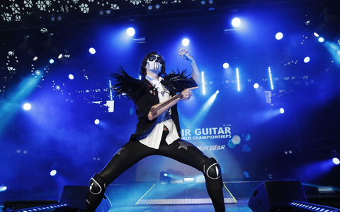 Heimsieg: Erstmals seit 25 Jahren gewinnt ein Finne die Luftgitarren-Weltmeisterschaft. - Foto: Eeva Riihelä/Lehtikuva/dpa