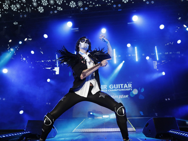 Heimsieg: Erstmals seit 25 Jahren gewinnt ein Finne die Luftgitarren-Weltmeisterschaft. - Foto: Eeva Riihelä/Lehtikuva/dpa