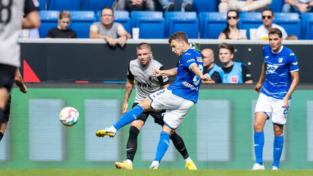 Frankfurts Niels Nkounkou (l) jubelt mit den Mitspielern, nachdem er für das temporäre 2:0 in Heidenheim gesorgt hat. - Bild: Tom Weller/dpa