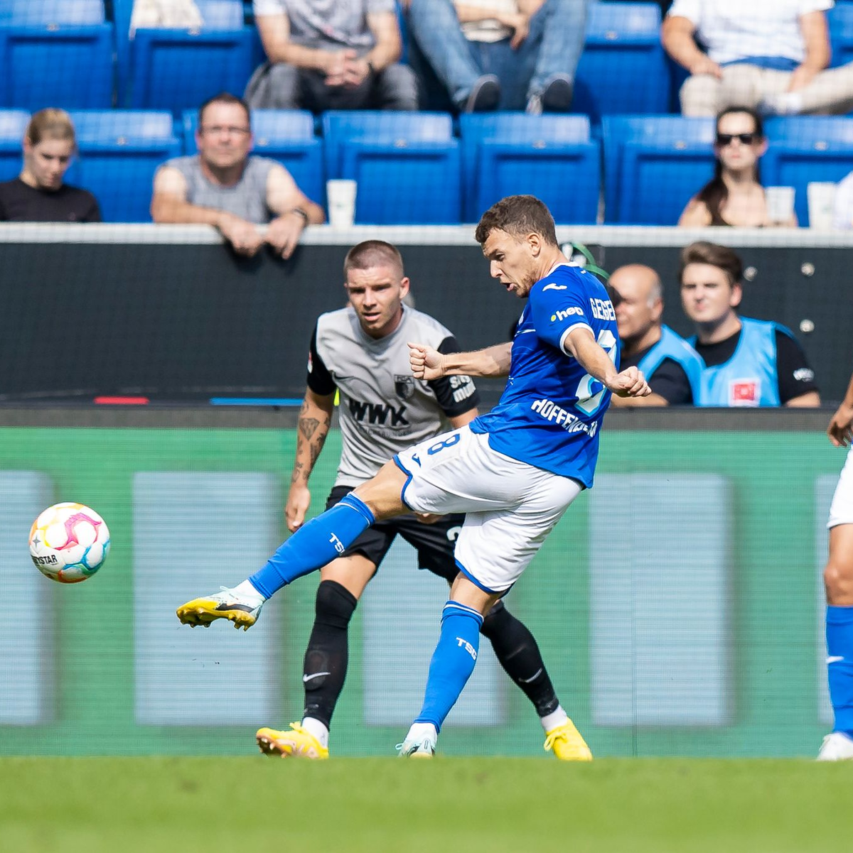 Frankfurts Niels Nkounkou (l) jubelt mit den Mitspielern, nachdem er für das temporäre 2:0 in Heidenheim gesorgt hat. - Foto: Tom Weller/dpa