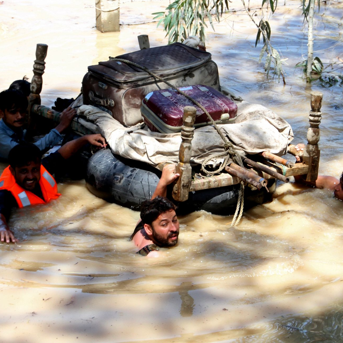 Lastwagen, auf denen afghanischen Familien sitzen, auf dem Weg zum Grenzübergang Torkham. - Foto: Muhammad Sajjad/AP/dpa