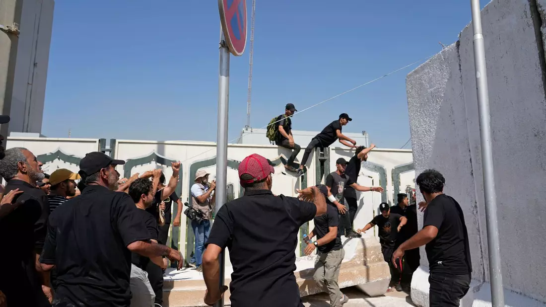 Sicherheitskräfte mussten zuletzt bereits vor der schwedischen Botschaft Wache stehen. Jetzt mussten sie vor der dänischen Botschaft eingreifen. - Bild: Hadi Mizban/AP/dpa
