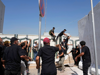 Anhänger des schiitischen Geistlichen Muqtada al-Sadr erheben den Koran, das heilige Buch der Muslime, während einer Demonstration vor der schwedischen Botschaft in Bagdad. - Foto: Hadi Mizban/AP/dpa