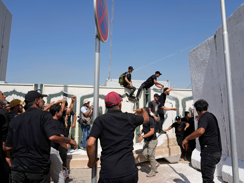 Sicherheitskräfte mussten zuletzt bereits vor der schwedischen Botschaft Wache stehen. Jetzt mussten sie vor der dänischen Botschaft eingreifen. - Foto: Hadi Mizban/AP/dpa