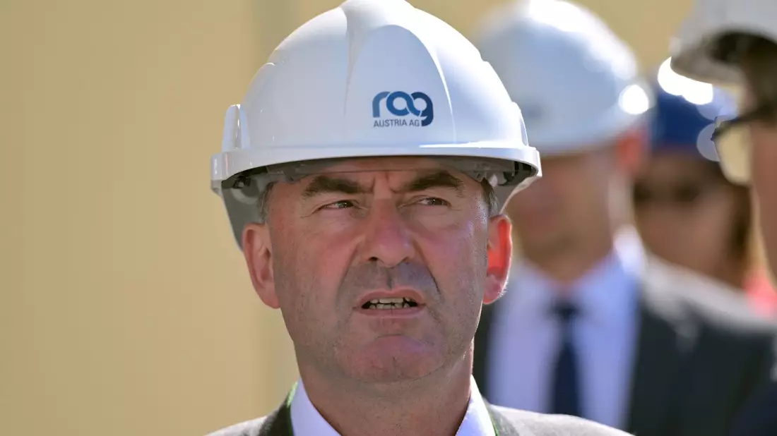 Bayerns Vize-Regierungschef Hubert Aiwanger hat Söders Fragenkatalog beantwortet. - Bild: Uwe Lein/dpa