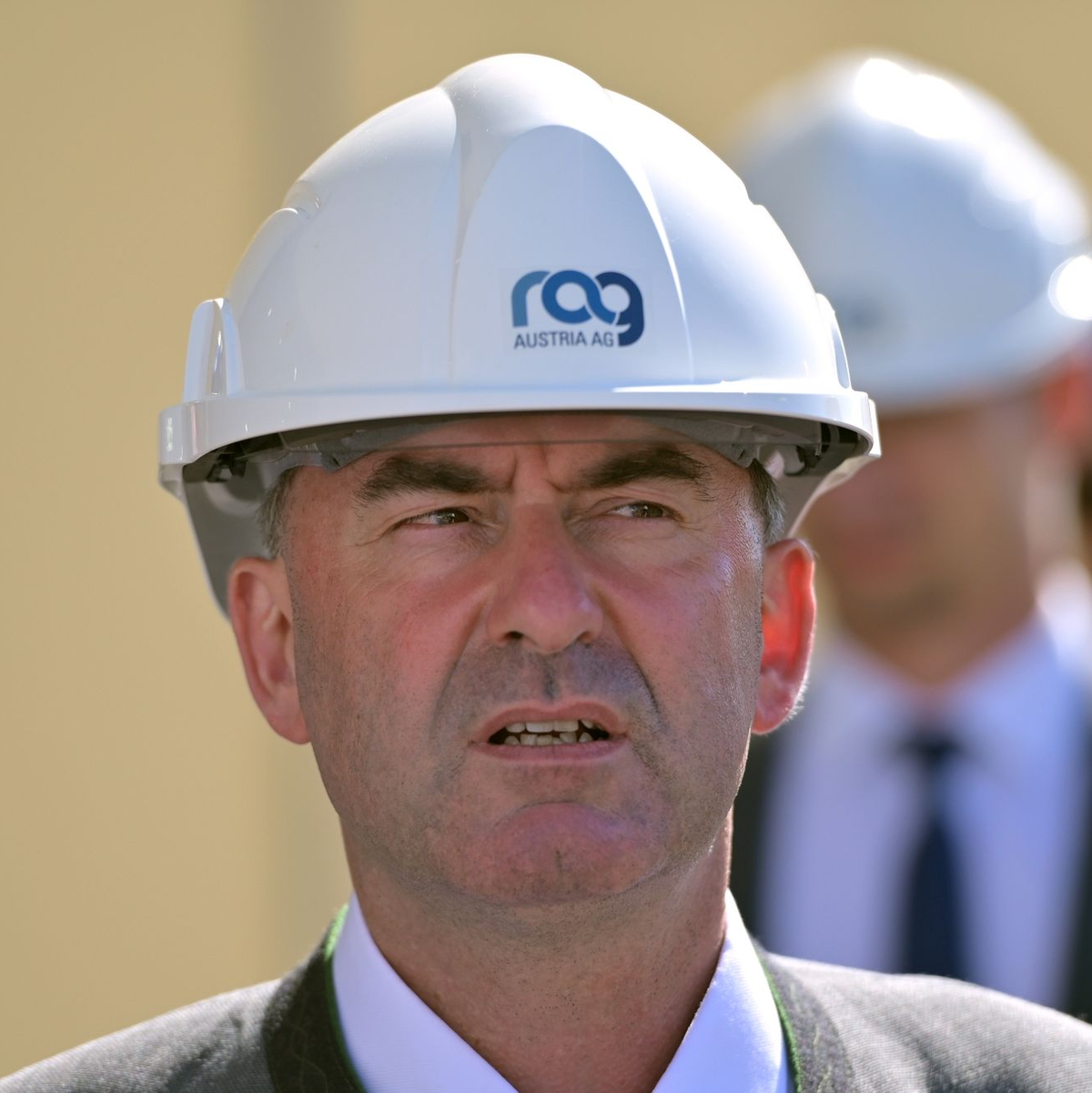 Hubert Aiwanger spricht beim Volksfest in Keferloh bei München. - Foto: Uwe Lein/dpa