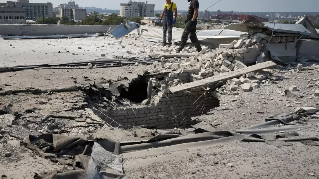 Während über Frieden verhandelt wird, schlagen weiter Raketen ein - in der Nacht auf heute zum Beispiel in Charkiw. - Bild: Andrii Marienko/AP/dpa