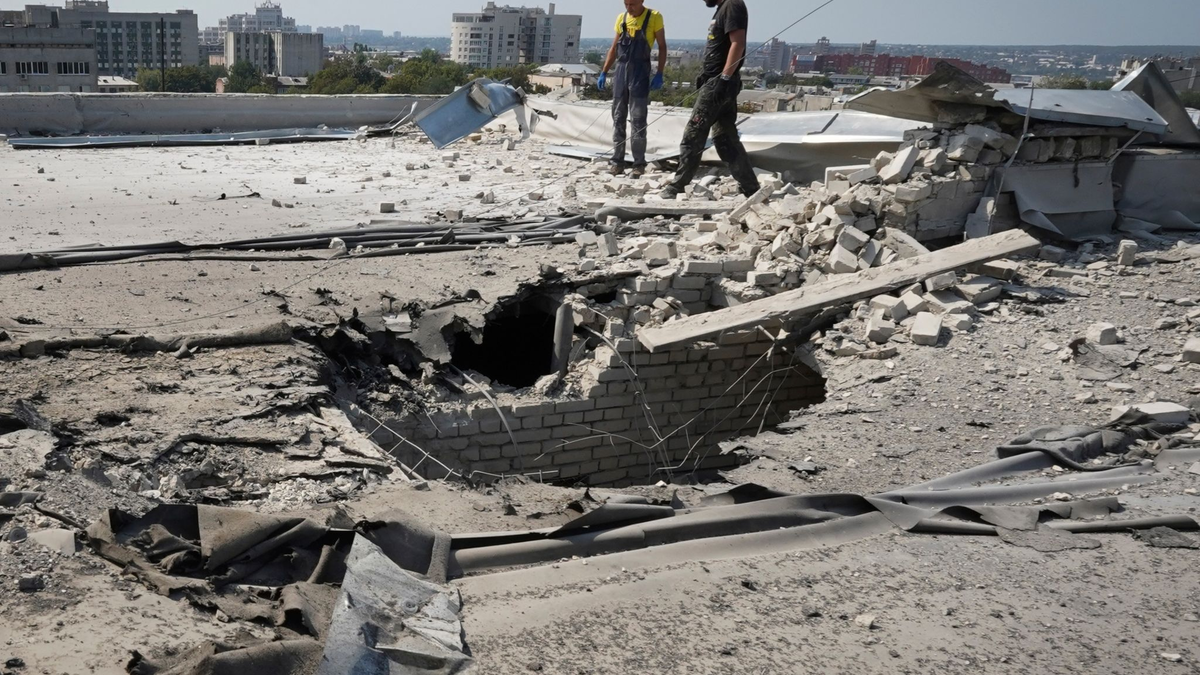 Russische Bomben trafen ein Viertel mit Einfamilienhäusern in Charkiw.  - Foto: Andrii Marienko/AP/dpa