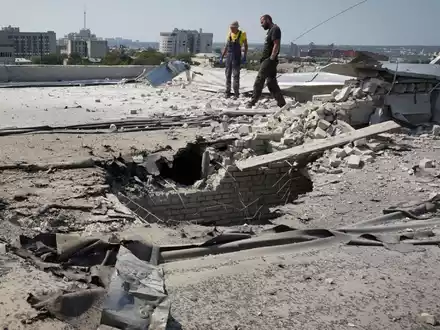 Russische Bomben trafen ein Viertel mit Einfamilienhäusern in Charkiw.  - Foto: Andrii Marienko/AP/dpa