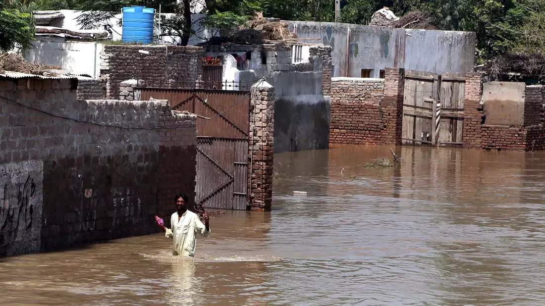Überall Wasser: Menschen fahren in Sukkur nach starkem Monsunregen durch überschwemmte Straßen. - Bild: Ppi/PPI via ZUMA Press Wire/dpa