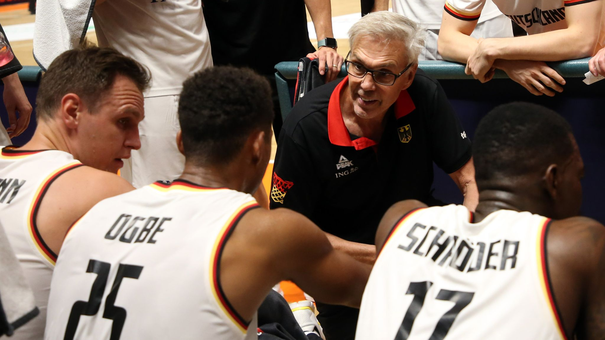 Wird nicht Trainer bei Lyon-Villeurbanne: DBB-Coach Gordon Herbert (l). - Foto: Matthias Stickel/dpa