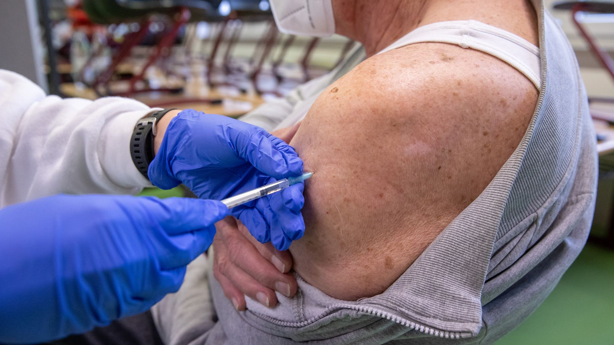 Spritzen mit einem Impfstoff gegen Covid-19. - Foto: Daniel Karmann/dpa