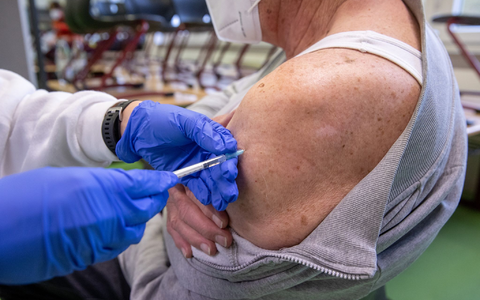 Spritzen mit einem Impfstoff gegen Covid-19. - Foto: Daniel Karmann/dpa