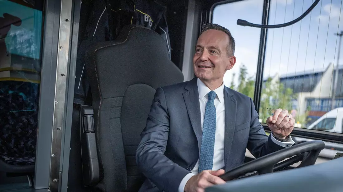 Verkehrsminister Volker Wissing male «Horrorszenarien an die Wand, um auch in Zukunft nichts tun zu müssen», sagt Greenpeace-Mobilitätsexpertin Clara Thompson. - Bild: Michael Kappeler/dpa
