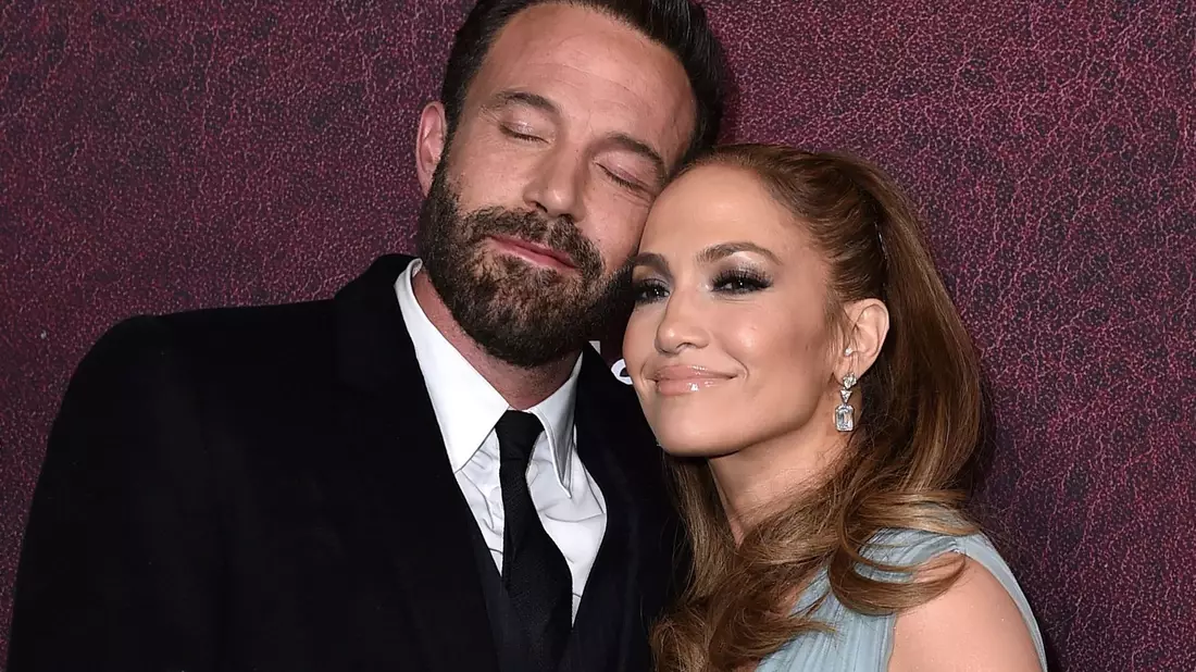 Ben Affleck und Jennifer Lopez bei der  Premiere von The Tender Bar im TCL Chinese Theatre. - Bild: Jordan Strauss/Invision/AP/dpa
