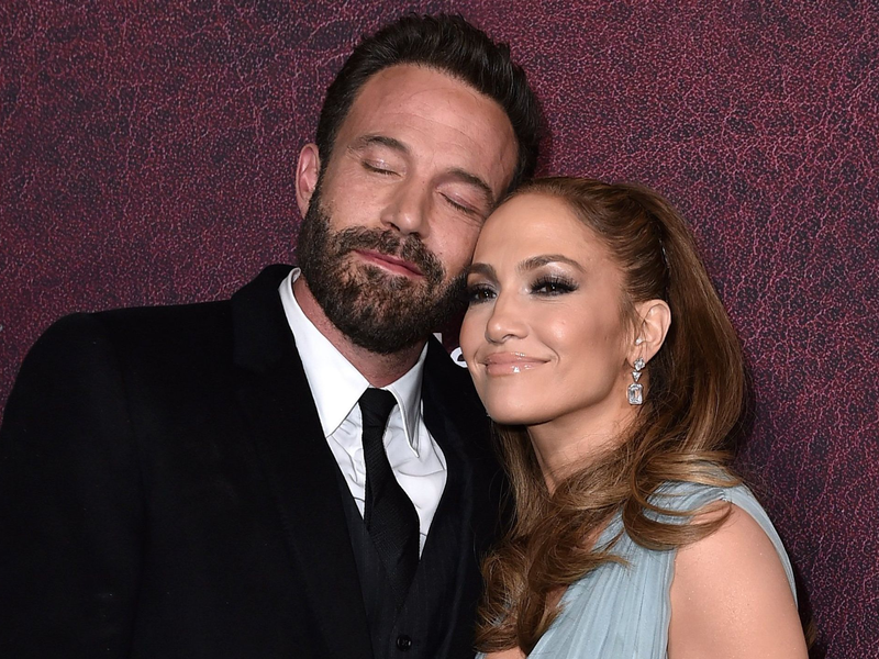Ben Affleck und Jennifer Lopez bei der Premiere von The Tender Bar im TCL Chinese Theatre. - Foto: Jordan Strauss/Invision/AP/dpa