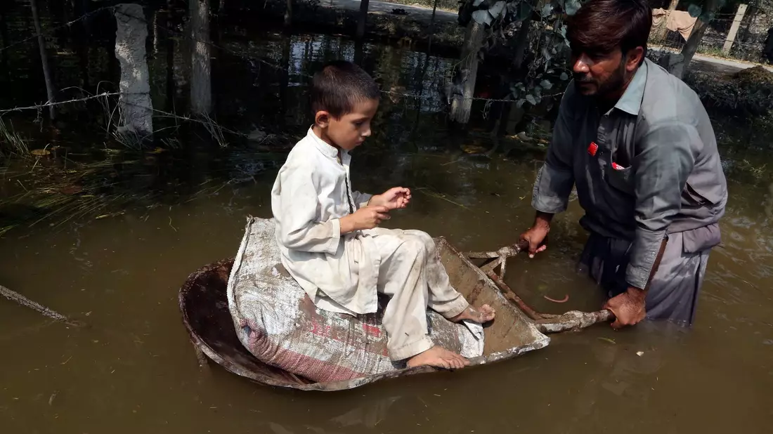 Starke Regenfälle haben die Straßen im pakistanischen Peschawar überschwemmt. In Pakistan sind bei für diese Jahreszeit ungewöhnlich starken Regenfällen mehrere Menschen ums Leben gekommen. - Bild: Muhammad Sajjad/AP/dpa