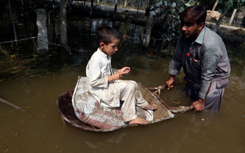 Starke Regenfälle haben die Straßen im pakistanischen Peschawar überschwemmt. In Pakistan sind bei für diese Jahreszeit ungewöhnlich starken Regenfällen mehrere Menschen ums Leben gekommen. - Foto: Muhammad Sajjad/AP/dpa