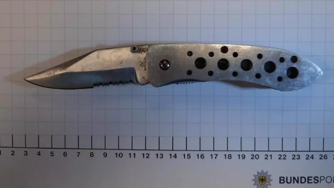 BPOLD FRA: 9 cm langes Butterflymesser im Handgepäck entdeckt - Bild: presseportal.de