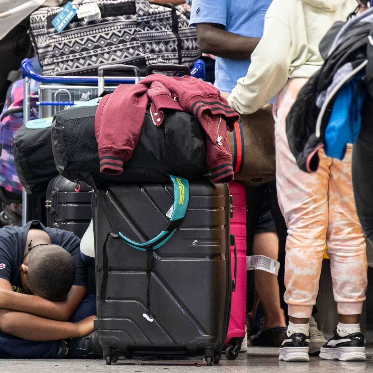 Am Flughafen in Frankfurt werden heute zwei Sonderflieger der Lufthansa mit deutschen Staatsangehörigen aus Israel erwartet. - Foto: Boris Roessler/dpa
