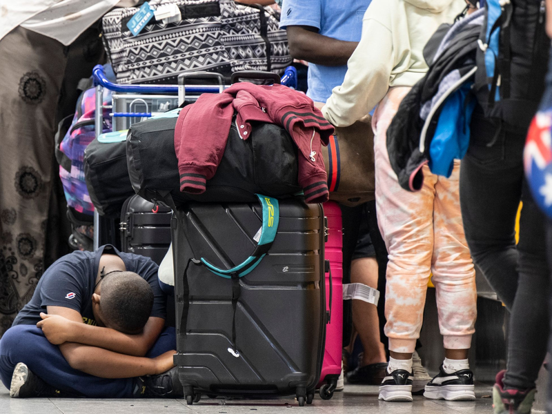 Am Flughafen in Frankfurt werden heute zwei Sonderflieger der Lufthansa mit deutschen Staatsangehörigen aus Israel erwartet. - Foto: Boris Roessler/dpa